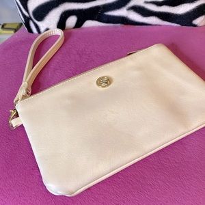 Clutch with portable charger